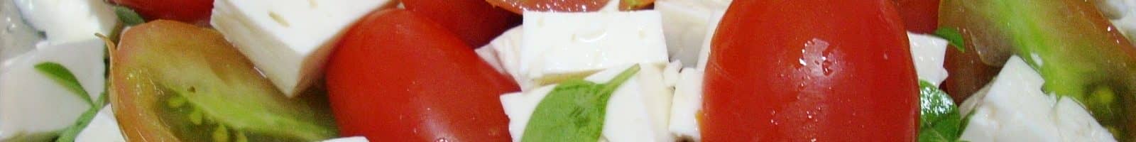 Tomate cereja com queijo e mangericão