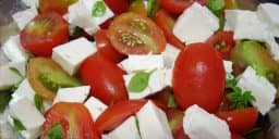 Tomate cereja com queijo e mangericão