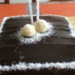 Bolo de baunilha com recheio de côco e cobertura de ganache
 456239fee1