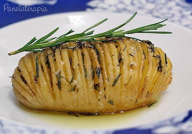 Batata Hasselback com azeite e alecrim