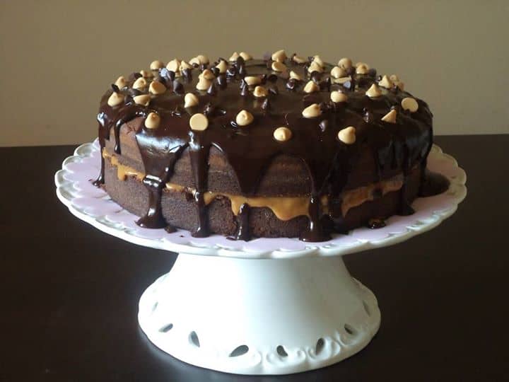 Bolo de Chocolate com Recheio de Doce de Leite e Cobertura de Chocolate