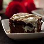 Bolo de chocolate, creme de natas e amêndoa Bolo de chocolate, creme de natas e amêndoa