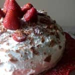 Bolo de Côco com Recheio e Cobertura de Natas, Cream Cheese e Morangos Bolo de Côco com Recheio e Cobertura de Natas, Cream Cheese e Morangos