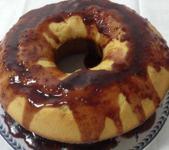 Bolo de Queijo com Cobertura de Geléia