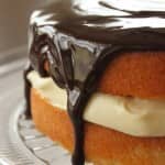 Bolo Pão de Ló recheado com uma cobertura Bolo Pão de Ló recheado com uma cobertura