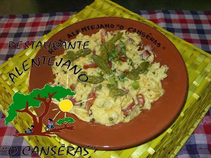 OVOS MEXIDOS COM LINGUIÇA E ESPARGOS SELVAGENS