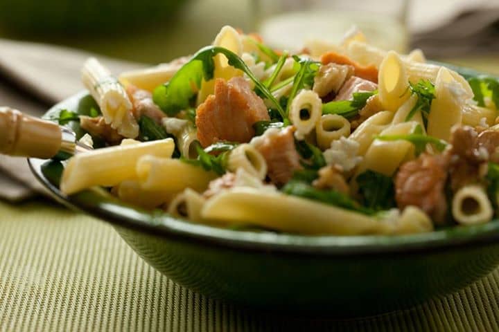 : Penne de salmão com nozes, requeijão e coentros