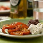 Tomate assado com requeijão e azeitonas