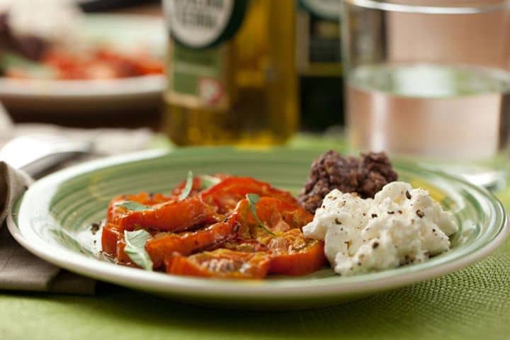 Tomate assado com requeijão e azeitonas