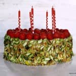 Bolo de Framboesas, Pistácios e Crocante de Amêndoa Bolo de Framboesas, Pistácios e Crocante de Amêndoa