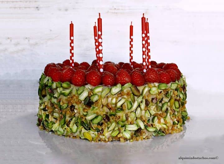 Bolo de Framboesas, Pistácios e Crocante de Amêndoa