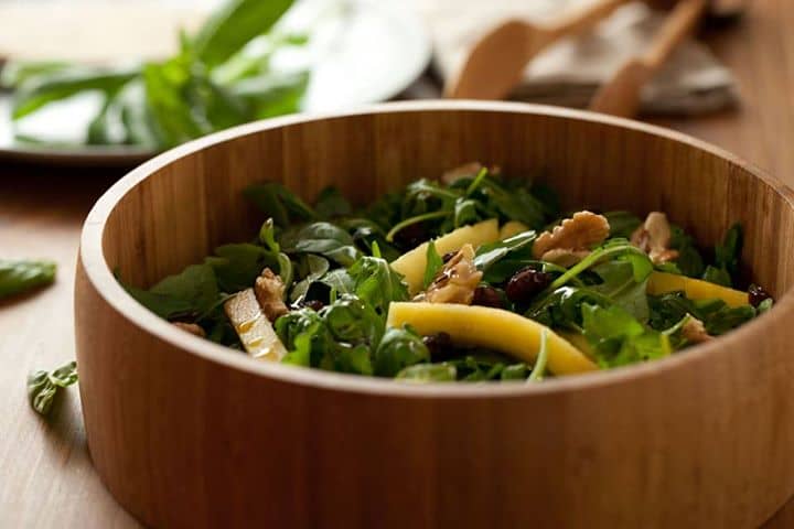 Salada de rúcula com nozes e passas
