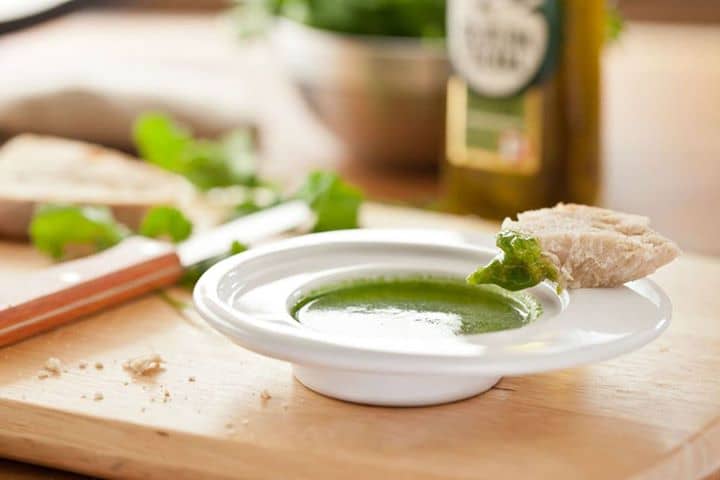 Experimente Azeite de Coentros e dê mais sabor aos seus cozinhados.