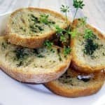 Pão com alho com espinafres