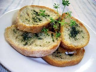 Pão com alho com espinafres