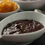 Delicie-se com a Mousse de Chocolate com compota de Ananas, do chefe Vitor Sobral.  Mousse de Chocolate com compota de Ananas