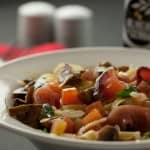 Tagliatelli com cogumelos Paris, com tomate, enchidos de porco preto e manjericão Tagliatelli com cogumelos Paris, com tomate, enchidos de porco preto e manjericão