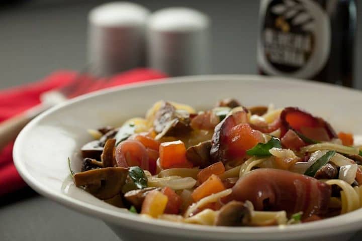 Tagliatelli com cogumelos Paris, com tomate, enchidos de porco preto e manjericão