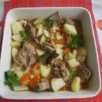 MÃO DE BORREGO GUISADA COM BATATAS