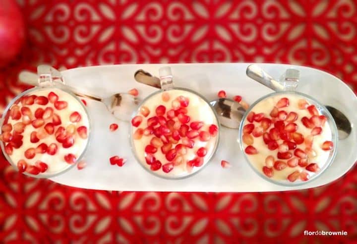 Mousse de chocolate branco e romã