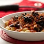 Nhoquis com cogumelos, azeitonas e tomate