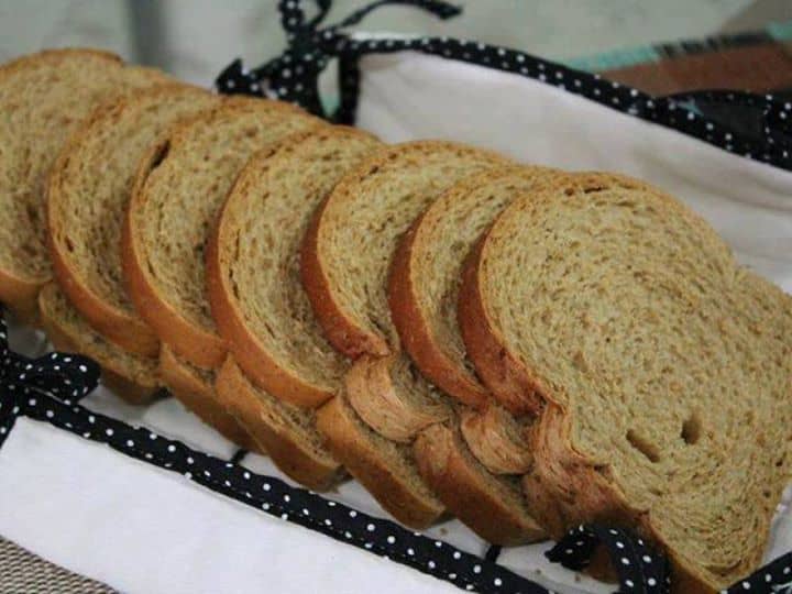 Pão integral caseiro com cenoura e mel