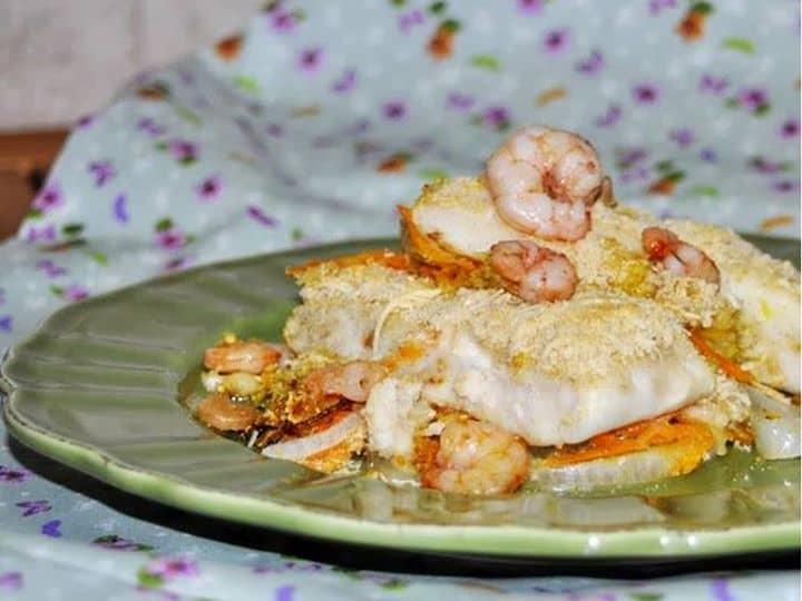Pescada com Crosta em Cama de Cenoura Ralada