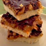 Quadrados de amendoim, chocolate e doce de leite Quadrados de amendoim, chocolate e doce de leite