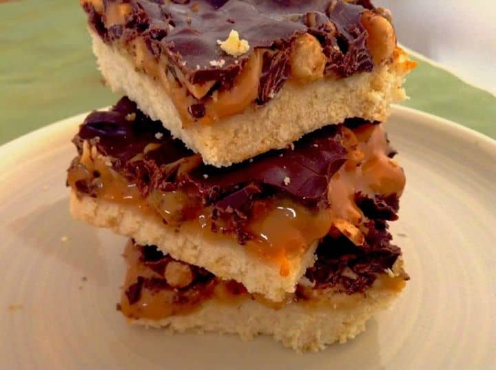 Quadrados de amendoim, chocolate e doce de leite