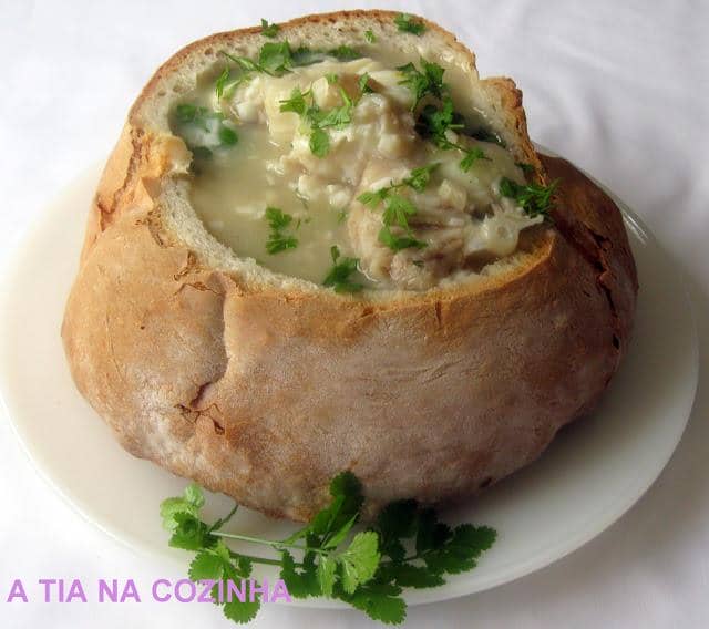 SOPA DE CAÇÃO NO PÃO