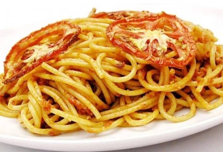 ESPAGUETE AO MOLHO DE TOMATE ASSADO E ALHO