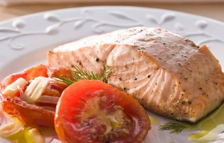 Salmão grelhado com tomates assados