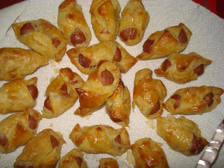 FOLHADOS DE SALSICHA E QUEIJO