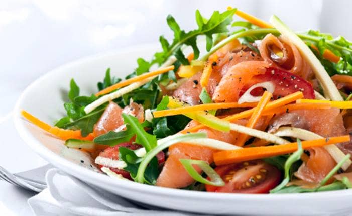 Salada rapidinha com molho de iogurte