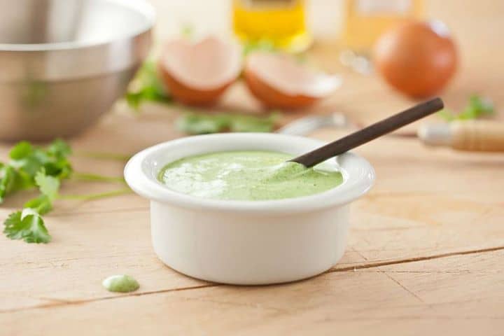 Maionese de azeite e coentros.