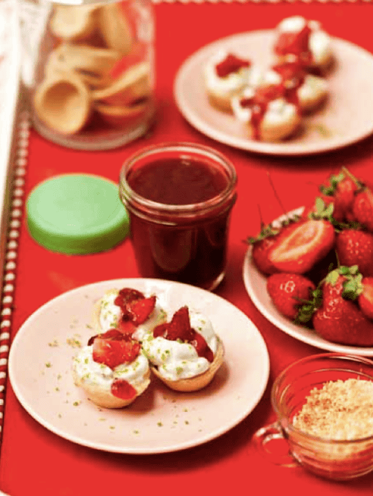 Tigelinhas de creme de coco com morangos