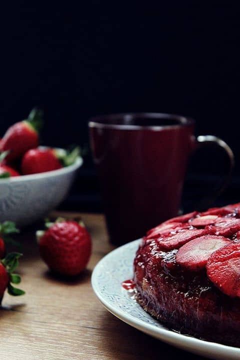 Bolo com calda de morangos