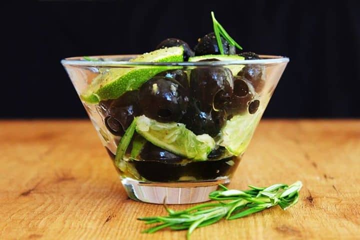 Azeitonas temperadas com alho, lima e alecrim