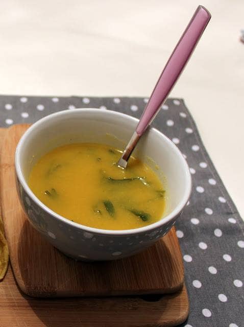 Sopa de rúcula com sementes de coentros