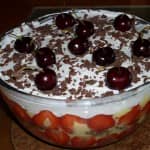Trifle de chocolate, morangos e cerejas Trifle de chocolate, morangos e cerejas