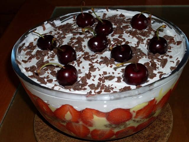 Trifle de chocolate, morangos e cerejas