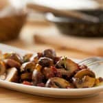 Cogumelos salteados com chouriço