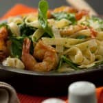 Tagliatelli com camarão espinafres e alho