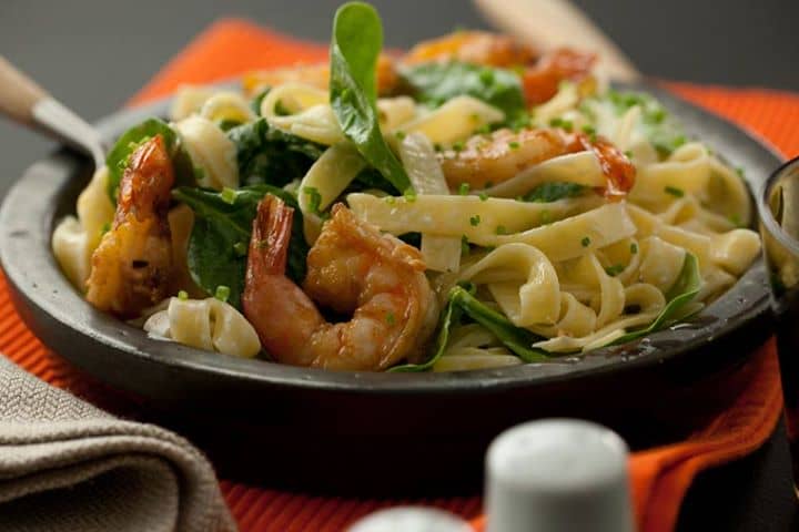 Tagliatelli com camarão espinafres e alho