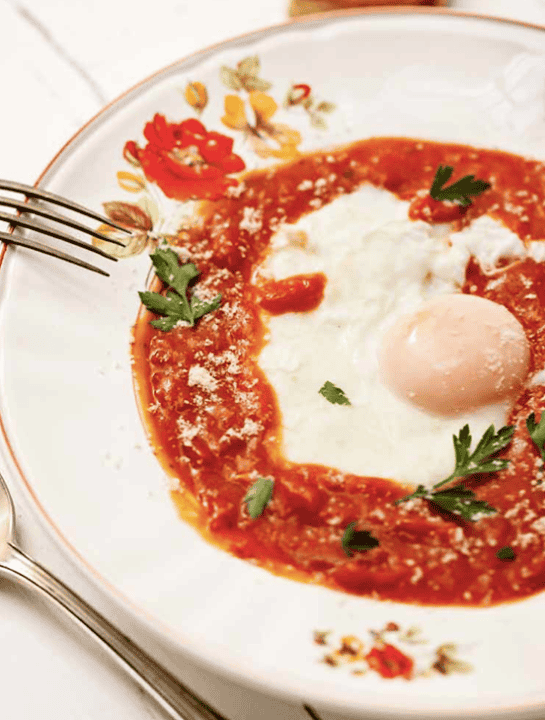 Ovos escalfados em molho de tomate