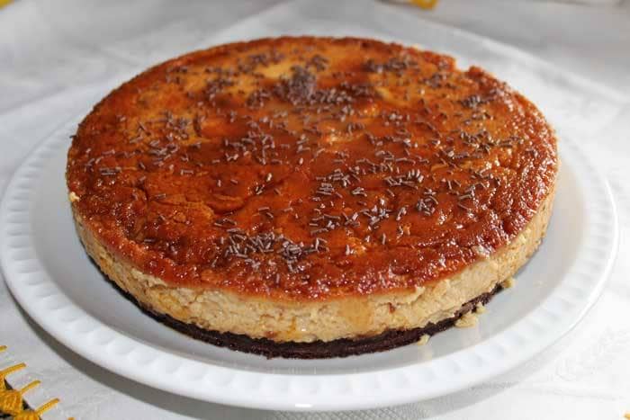 Bolo-pudim de chocolate e baunilha