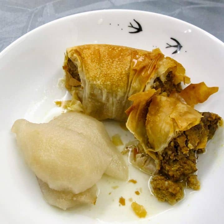 Baclava de noz e cenoura com pêras em calda aromatizada