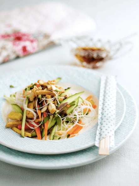 Noodles com tiras de tofu crocante e legumes