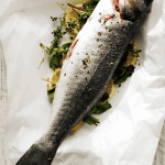 Peixe assado com oregãos e hortelã
