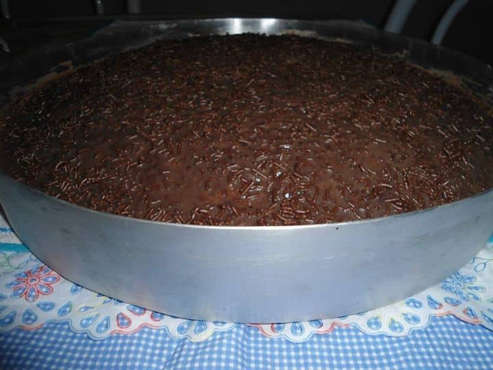 Bolo de chocolate com cobertura de brigadeiro